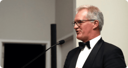 مايكل ليناجج أسطورة FLY- Half يقدم حفل الرجبي